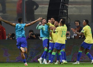 El defensor brasileño Marquinhos (C) celebra con sus compañeros tras marcar un gol durante el partido de fútbol de las Eliminatorias Sudamericanas para la Copa Mundial de la FIFA 2026.