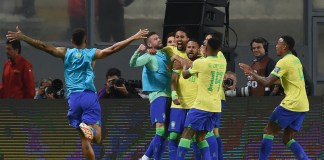El defensor brasileño Marquinhos (C) celebra con sus compañeros tras marcar un gol durante el partido de fútbol de las Eliminatorias Sudamericanas para la Copa Mundial de la FIFA 2026.