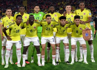 Los jugadores de Colombia posan para fotografías antes del inicio del partido de fútbol de las Eliminatorias Sudamericanas para la Copa Mundial de la FIFA 2026.