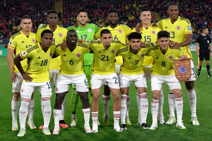 Los jugadores de Colombia posan para fotografías antes del inicio del partido de fútbol de las Eliminatorias Sudamericanas para la Copa Mundial de la FIFA 2026.