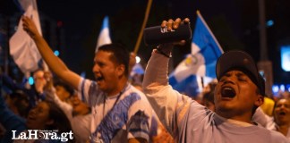 Guatemaltecos festejan los resultados de la segunda vuelta electoral. Foto La Hora/Archivo