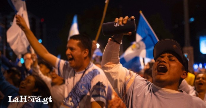 Guatemaltecos festejan los resultados de la segunda vuelta electoral. Foto La Hora/Archivo