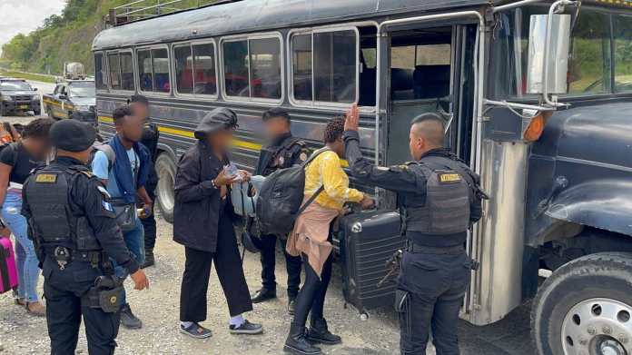 Autoridades reportaron que ubicaron a un grupo de migrantes en la ruta al Atlántico.