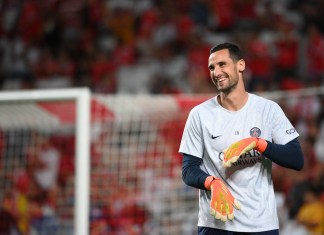 El portero español del Paris Saint-Germain, Sergio Rico, sonríe mientras se calienta antes del partido de fútbol del grupo H de la primera ronda del día 3 de la Liga de Campeones de la UEFA entre el SL Benfica y el Paris Saint-Germain, en el estadio Luz de Lisboa.