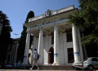 La antigua Escuela Superior de Mecánica de la Armada (ESMA), creada en 1928 para formar oficiales y marineros navales, fue el mayor campo de detención, tortura y exterminio operado por ex militares genocidas que aún hoy son juzgados por tribunales civiles.