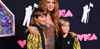 La cantante colombiana Shakira llega con sus hijos a los MTV Video Music Awards en el Prudential Center en Newark, Nueva Jersey.