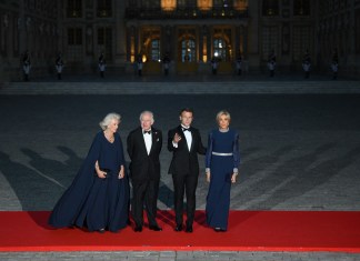 (De izquierda a derecha) La reina Camilla de Gran Bretaña, el rey Carlos III de Gran Bretaña, el presidente francés Emmanuel Macron y la esposa del presidente francés Brigitte Macron llegan para asistir a un banquete estatal en el Palacio de Versalles, al oeste de París.