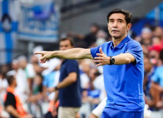 Una fotografía tomada el 17 de septiembre de 2023 muestra al entrenador español del Marsella, Marcelino García Toral, haciendo un gesto durante el partido de fútbol francés L1 entre el Olympique de Marsella (OM) y el Toulouse FC en el Stade Velodrome de Marsella.