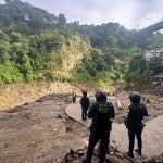 La PNC llegó al lugar de la tragedia para apoyar en la localización de las personas desaparecidas.