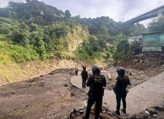 La PNC llegó al lugar de la tragedia para apoyar en la localización de las personas desaparecidas.