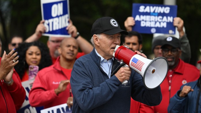 El presidente estadounidense, Joe Biden, se dirige a los miembros en huelga del sindicato United Auto Workers. Foto La Hora/AFP