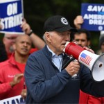 El presidente estadounidense, Joe Biden, se dirige a los miembros en huelga del sindicato United Auto Workers. Foto La Hora/AFP