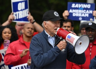 Biden se une a huelguistas del sector automotor en un piquete El presidente estadounidense, Joe Biden, se dirige a los miembros en huelga del sindicato United Auto Workers. Foto La Hora/AFP