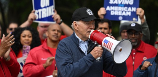 El presidente estadounidense, Joe Biden, se dirige a los miembros en huelga del sindicato United Auto Workers. Foto La Hora/AFP