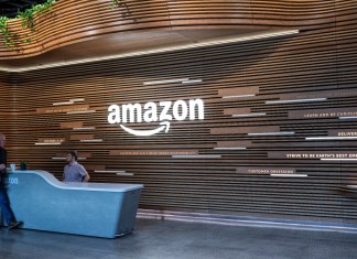 EE. UU. demanda a Amazon por prácticas monopólicas Se muestran carteles cerca de la entrada durante una gira de prensa por la nueva sede de Amazon en Arlington, Virginia, el 20 de septiembre de 2023.