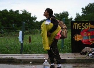 Migrantes y cocaína: la boyante economía del Darién colombiano Un migrante venezolano se encuentra cerca de un lienzo con una imagen del astro del fútbol argentino Lionel Messi en la ciudad portuaria colombiana de Turbo.