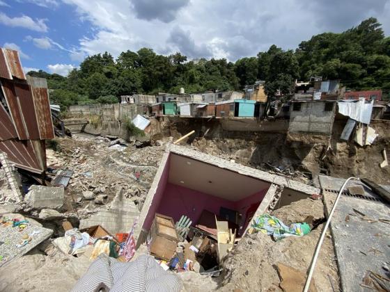 Durante la noche del pasado miércoles 27 de septiembre, más de 15 viviendas ubicadas en Villa Hermosa, en San Miguel Petapa, se derrumbaron. Foto La Hora/José Orozco