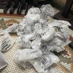 Las bolsas donde se encontraban los documentos quedaron en el suelo, luego que el Ministerio Público sustrajo los documentos 4 y 8 del Tribunal Supremo Electoral.
