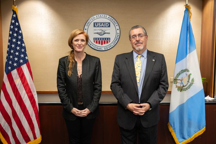 Samantha Power administradora de la Agencia de los Estados Unidos para el Desarrollo Internacional, junto al presidente electo Bernardo Arévalo. Foto La Hora: X de Samantha Power