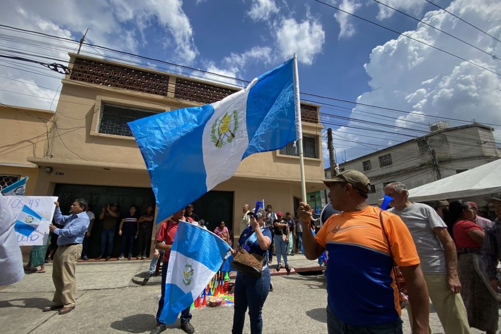 Manifestantes piden la renuncia de la fiscal general, Consuelo Porras y el jefe de la FECI, Rafael Curruchiche. 