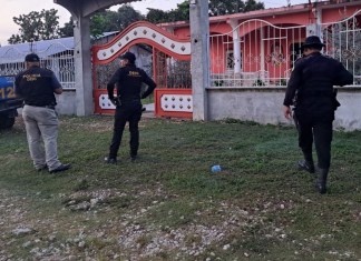 Dos agentes de la Policía Nacional Civil fueron vapuleados por pobladores de la aldea Playas, La Gomera, Escuintla. Foto La Hora/PNC