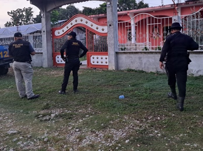 Dos agentes de la Policía Nacional Civil fueron vapuleados por pobladores de la aldea Playas, La Gomera, Escuintla. Foto La Hora/PNC