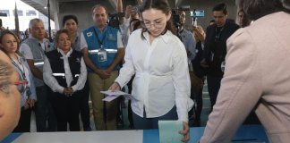 Acto simbólico del primer voto el pasado 25 de junio, junto a Irma Palencia y representantes de las Juntas Electorales.