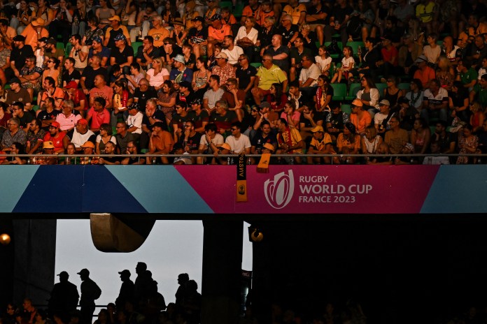Un rayo de sol brilla en el logotipo de la competencia y en los fanáticos en las tribunas durante el partido del Grupo C de la Copa Mundial de Rugby Francia 2023.