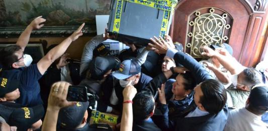 El 30 de septiembre, fiscales del MP extrajeron cajas electorales del TSE. Foto La Hora TSE