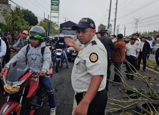 Agentes de la Policía Nacional Civil liberan rutas bloqueadas por manifestantes.
