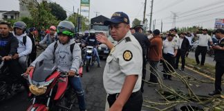 Agentes de la Policía Nacional Civil liberan rutas bloqueadas por manifestantes.