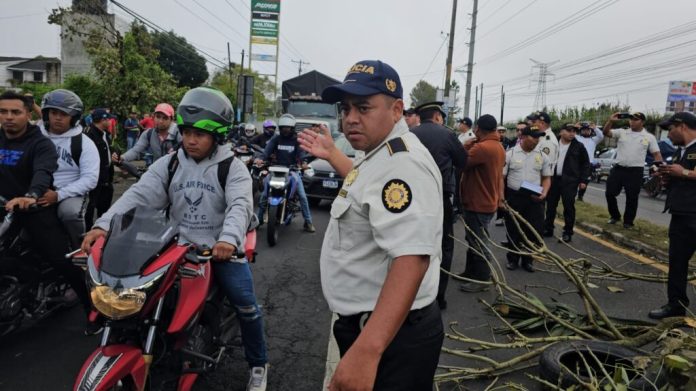 Agentes de la Policía Nacional Civil liberan rutas bloqueadas por manifestantes.