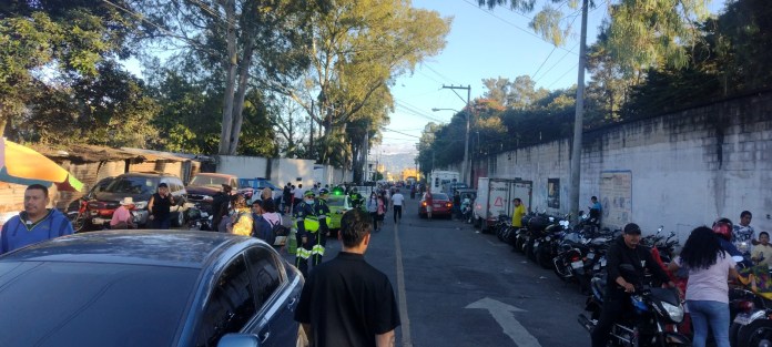 Durante los próximos cinco días se prevé la tradicional ofrenda de flores en los cementerios. Foto La Hora/PMT de Guatemala