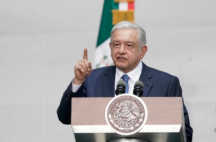 El presidente mexicano Andrés Manuel López Obrador habla durante una conferencia en el Zócalo, en la Ciudad de México, el 1 de julio de 2023. (AP Foto/Aurea Del Rosario, Archivo)