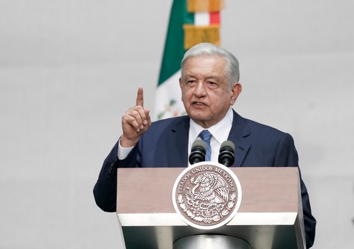 El presidente mexicano Andrés Manuel López Obrador habla durante una conferencia en el Zócalo, en la Ciudad de México, el 1 de julio de 2023. (AP Foto/Aurea Del Rosario, Archivo)