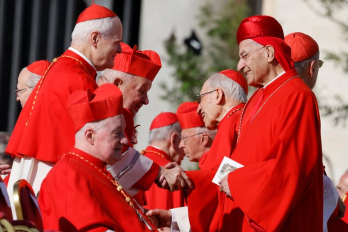Varios cardenales se saludan mientras esperan que comience un consistorio en la Plaza de San Pedro, en el Vaticano, donde el papa Francisco creará 21 nuevos cardenales. Foto La Hora/AP