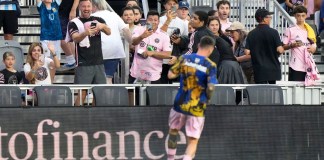 Un grupo de hinchas observan mientras Lionel Messi del Inter Miami calienta previo a un partido de la MLS contra Toronto FC.