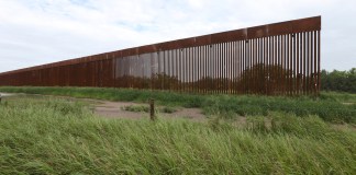 En esta imagen se ve un tramo del muro fronterizo cerca de La Grulla, Texas. Foto La Hora/AP