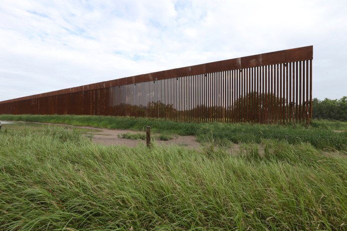 En esta imagen se ve un tramo del muro fronterizo cerca de La Grulla, Texas. Foto La Hora/AP