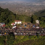 Manifestantes bloquean la carretera Interamericana para exigir la renuncia de la fiscal general Consuelo Porras y el fiscal Rafael Curruchiche en Totonicapán. Foto AP