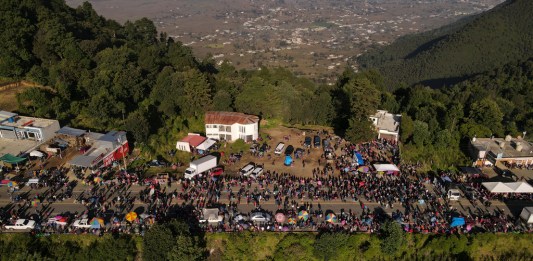 Manifestantes bloquean la carretera Interamericana para exigir la renuncia de la fiscal general Consuelo Porras y el fiscal Rafael Curruchiche en Totonicapán. Foto AP