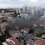 Una nube del humo señala el lugar donde un proyectil disparado desde la Franja de Gaza alcanzó una vivienda en Ashkelon. Foto La Hora/AP