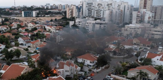 Una nube del humo señala el lugar donde un proyectil disparado desde la Franja de Gaza alcanzó una vivienda en Ashkelon. Foto La Hora/AP