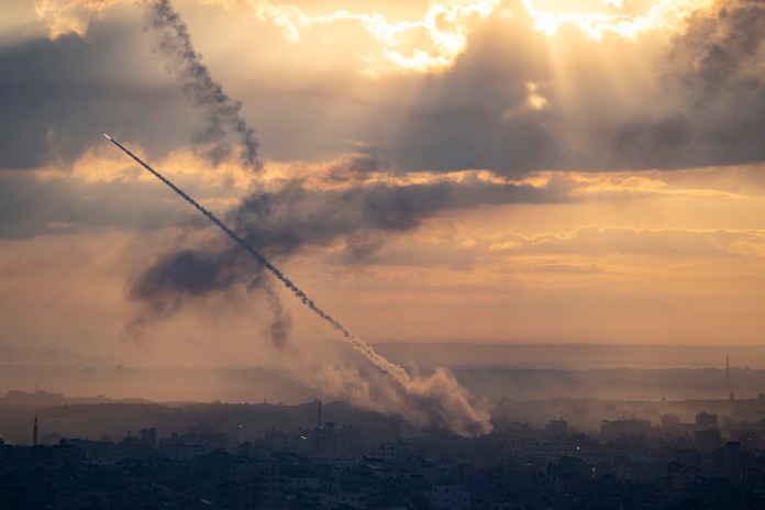 En la imagen, proyectiles disparados hacia Israel desde la Franja de Gaza, el 7 de octubre de 2023. (AP Foto/Fatima Shbair)