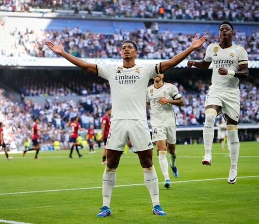 Jude Bellingham del Real Madrid celebra tras anotar el primer gol de su equipo en el encuentro ante el Osasuna en la liga española. Foto La Hora/AP