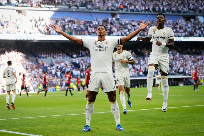 Jude Bellingham del Real Madrid celebra tras anotar el primer gol de su equipo en el encuentro ante el Osasuna en la liga española. Foto La Hora/AP