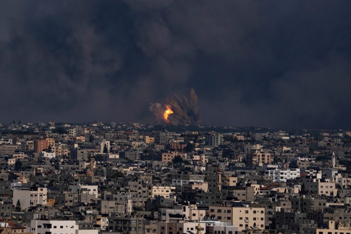Humo y fuego se observan luego de un ataque aéreo israelí en la Ciudad de Gaza,