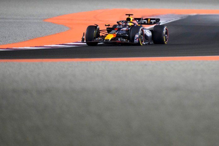 Max Verstappen conduce su Red Bull durante el Gran Premio de Qatar.