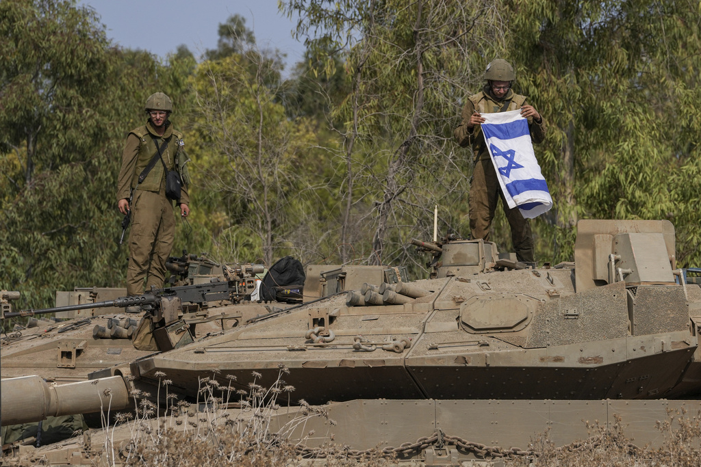 Soldados israelíes trabajan en un tanque cerca de la frontera