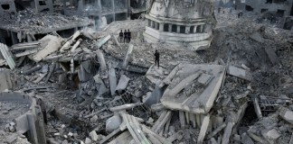 Palestinos revisan los escombros de la mezquita Yassin, la cual fue destruida por un ataque aéreo israelí. Foto La Hora/AP